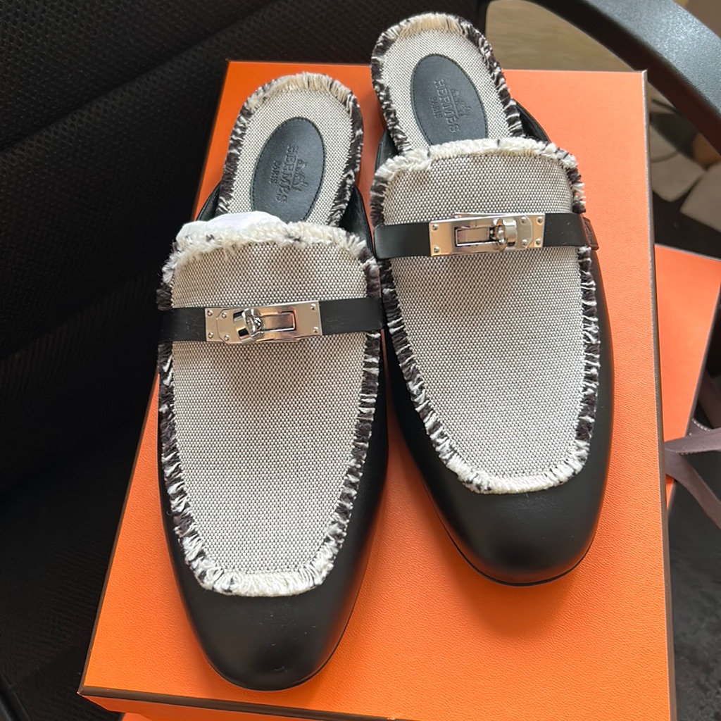 Brand New Fringe Oz Mule Black